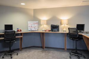 Holiday Inn Express Hotel & Suites Arcata/Eureka-Airport Area, an IHG Hotel - Airport Shuttle and Parking