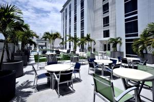 Hotel Dello Ft Lauderdale Airport, Tapestry Collection by Hilton - Transportation and Accessibility