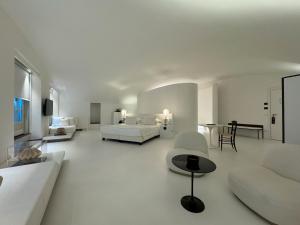 Hotel Palazzo Durazzo Suites - Transportation and Accessibility