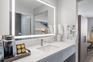 Hotel Skye San Francisco Airport SFO FREE SHUTTLE! - Convenient Airport Shuttle