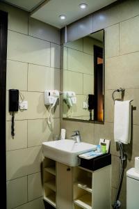 Luxe Grand Hotel Apartments - Location and Attractions