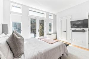 Luxe Studio W Juliet Balcony in Upper East - Guest Reviews and Ratings