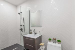 Luxe Studio W Juliet Balcony in Upper East - Frequently Asked Questions