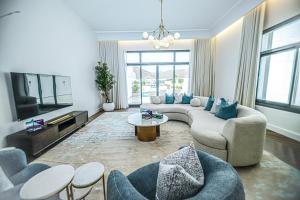 Luxurious Villa Montagne With Sea View & Private Pool by Dream Inn Dubai - Convenient Location