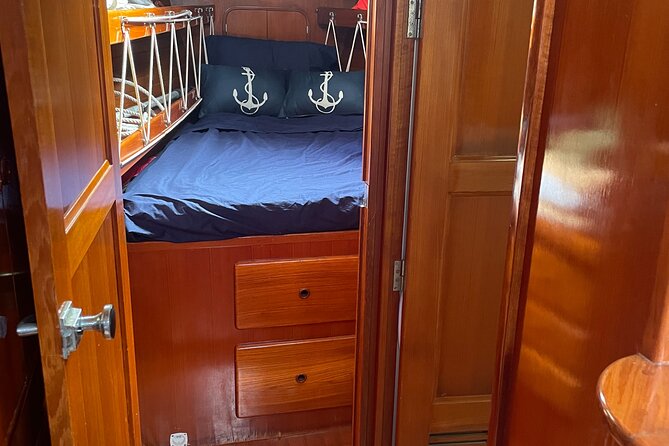 Private Luxury Sailboat Charters of Honolulu - Explore Honolulus Stunning Coastline