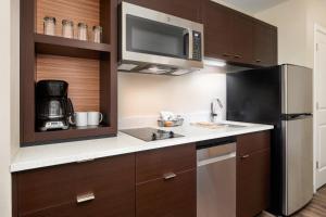 TownePlace Suites by Marriott Leesburg - Parking and Electric Vehicle Charging