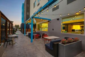 Tru By Hilton Lathrop - Getting to the Hotel