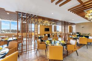 V Hotel Dubai, Curio Collection by Hilton - Guest Reviews and Ratings