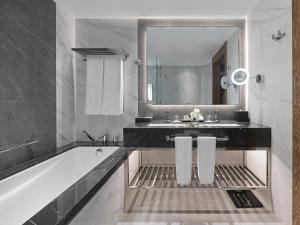 Fairmont Dubai - Questions About Your Stay