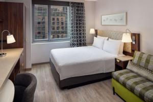 Home2 Suites By Hilton New York Times Square - Dining and Entertainment