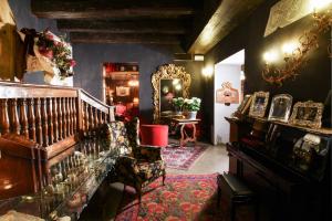 Hotel Gabbia DOro - Nearby Attractions and Transportation