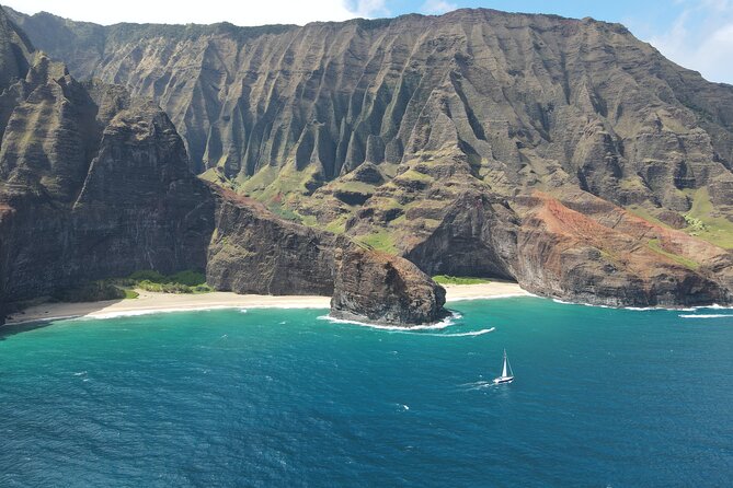 Kanoa Yacht Charter: 2-Hour Sail off Waikiki - The Sum Up