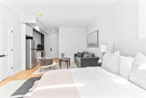 Luxe Studio W Juliet Balcony in Upper East - Frequently Asked Questions