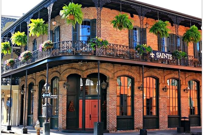 New Orleans French Quarter Private Walking Tour With a Guide - Navigating the Vibrant Atmosphere