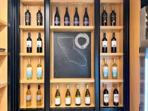 Oxford Suites Redding - Dining Options