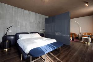 Utini Palace - Booking and Contact Information