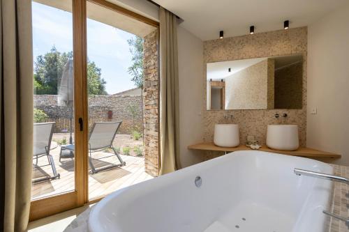 A SPERANZA Suites With Heated Private Pool - Good To Know