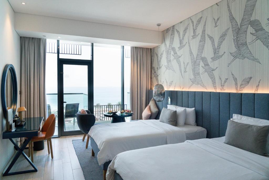 C Central Hotel and Resort The Palm Review