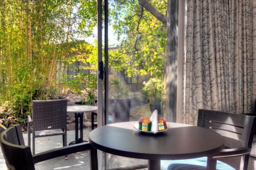 Dinahs Garden Hotel - Location and Accessibility