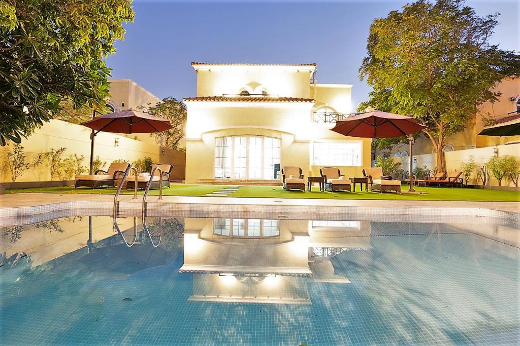 Dubai Marina Villa up 20 Guest Huge Private Pool Review