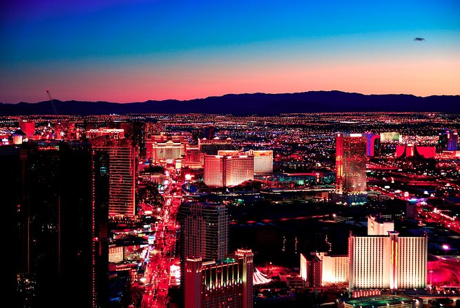 Group Discounted Walking Tour on the Las Vegas Strip With Photos and Champagne - Good To Know