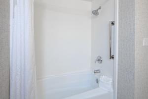 Holiday Inn Express & Suites Oakland – Airport, an IHG Hotel Review