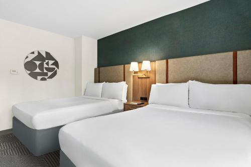 Holiday Inn Manhattan 6th Ave - Chelsea, an IHG Hotel - Good To Know