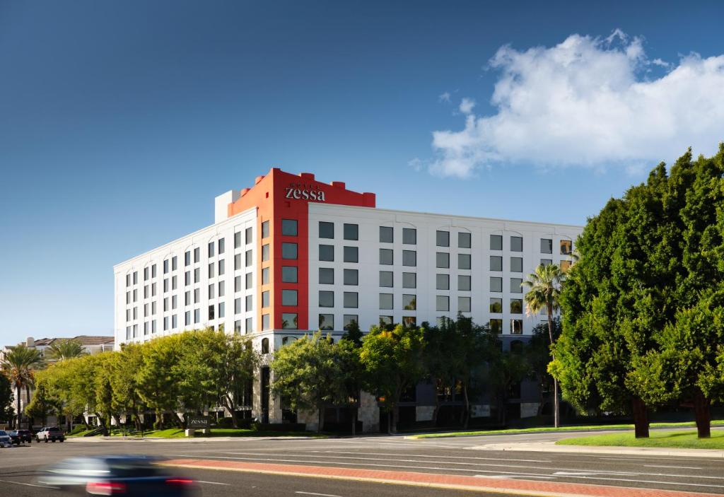 Hotel Zessa Santa Ana, a DoubleTree by Hilton Review