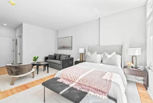 Luxe Studio W Juliet Balcony in Upper East - Good To Know