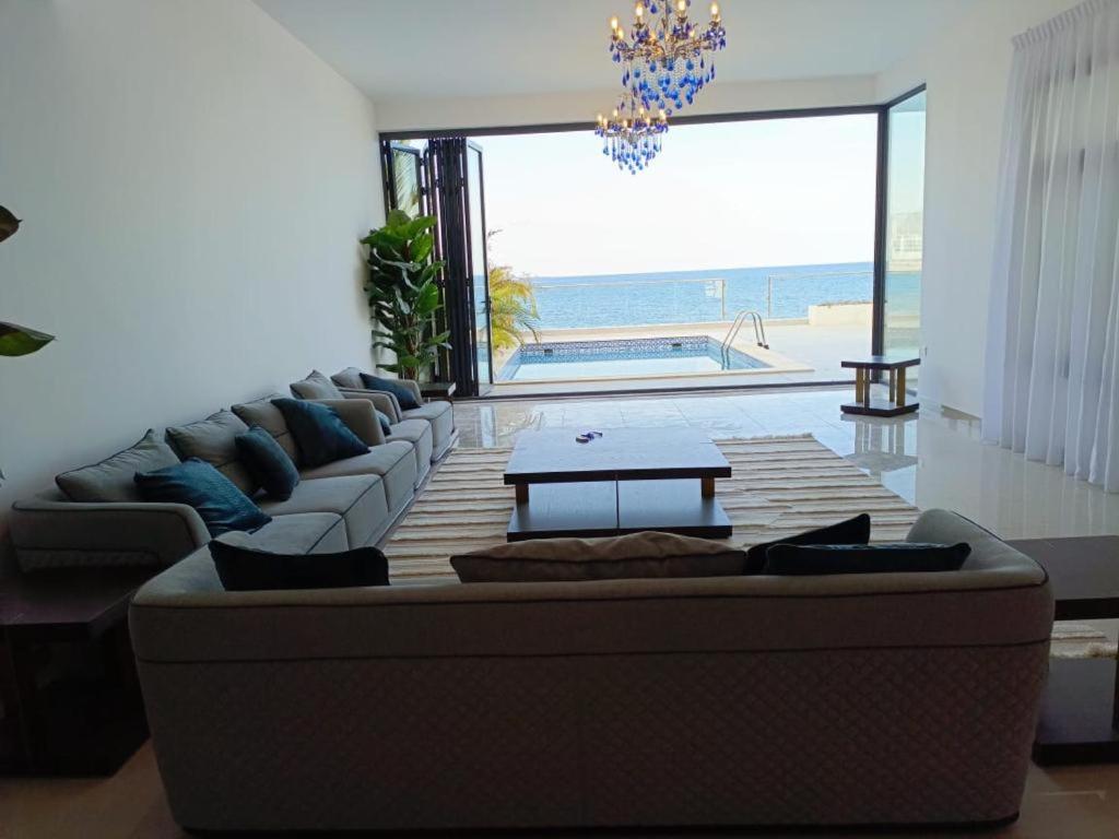 Oceanfront Villa 5 BR Private Pool Seaview – Al Dana Island Fujairah Review