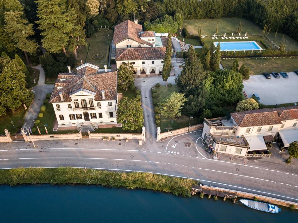 Relais and Châteaux Hotel Villa Franceschi Review