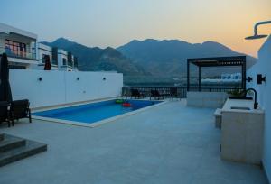 The Blue Moon Villa 5 BR- Al Dana Island Fujairah - Overview and Location
