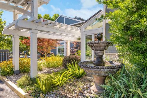 UpValley Inn & Hot Springs, Ascend Hotel Collection - Good To Know