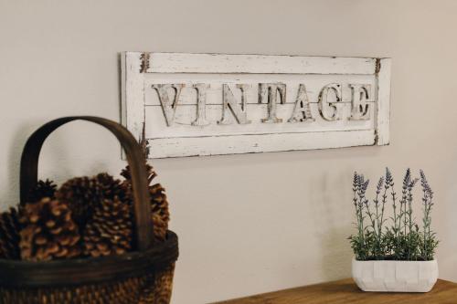 Vintage Lakeside Inn - Good To Know