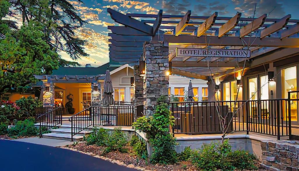 Wine & Roses Hotel Restaurant Spa Lodi - Good To Know