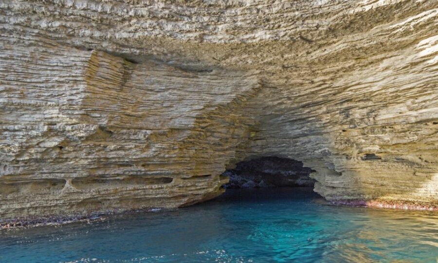Ajaccio/Porticcio: Lavezzi Islands/Bonifacio Caves Boat Tour