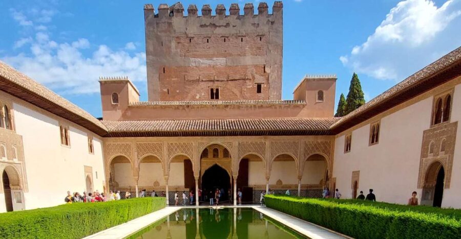 Alhambra and Nasrid Palaces Guided Tour With Tickets