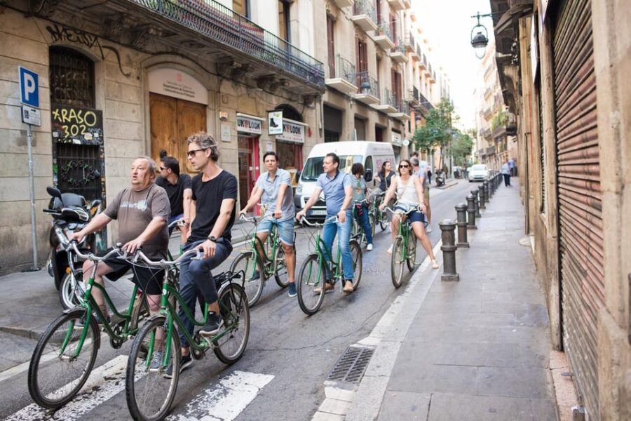 Barcelona: Private Bike/eBike Tour & Sagrada Familia Tickets