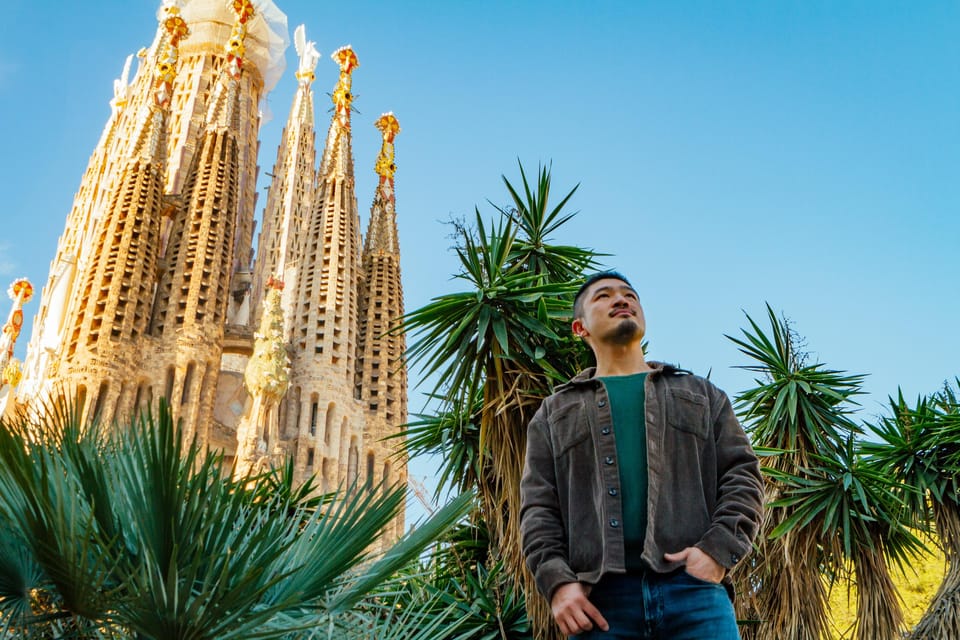 Barcelona: Sagrada Familia Skip-the-Line Tour & Photoshoot
