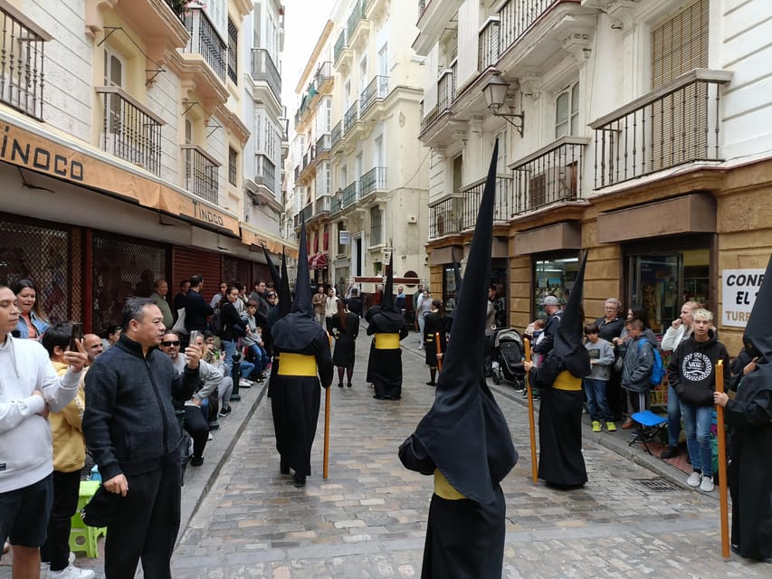 Cadiz: Guided Walking Tour With Market Hall Visit - Itinerary Highlights