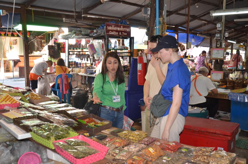 Chiang Mai: Historic Temples and City Guided Walking Tour