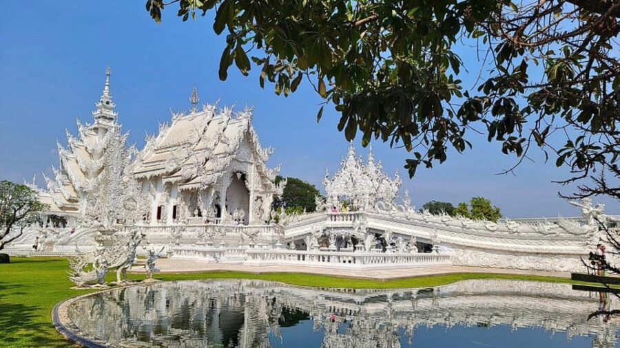Chiang Mai : White and Blue Temples and Lalita Cafe
