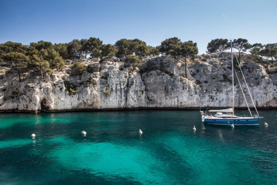 From Bandol: Visit the 7 Calanques of Cassis & Marseille