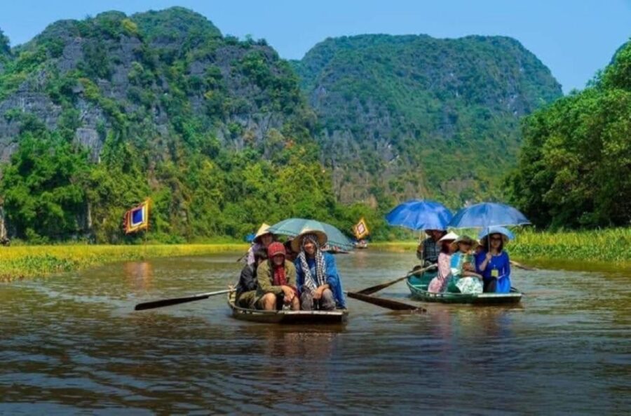 From Hanoi: Tam Coc or Trang An, Hoa Lu & Mua Cave Tour
