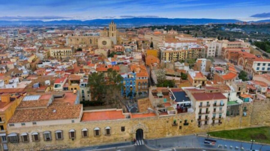 From Salou: Tour Poblet, Wines & Sitges