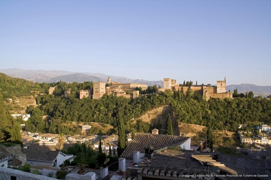 Granada: Alhambra Guided Tour and Flamenco Show