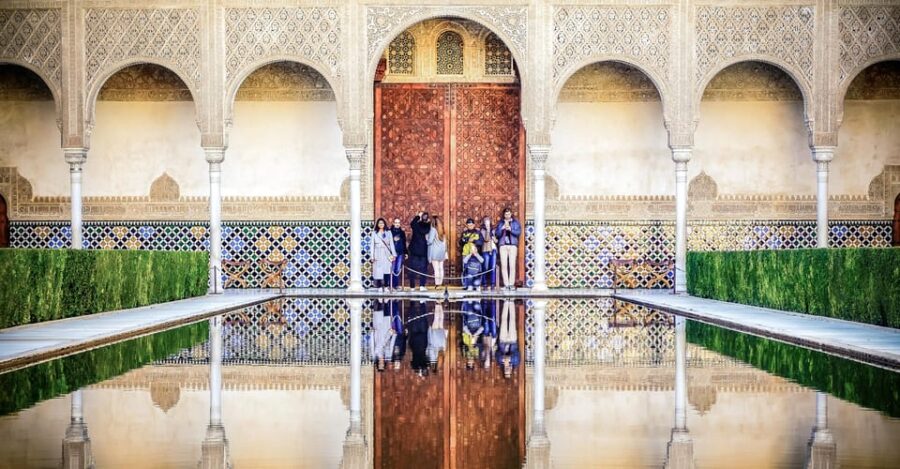 Granada: Alhambra & Nasrid Palaces Small Group Guided Tour