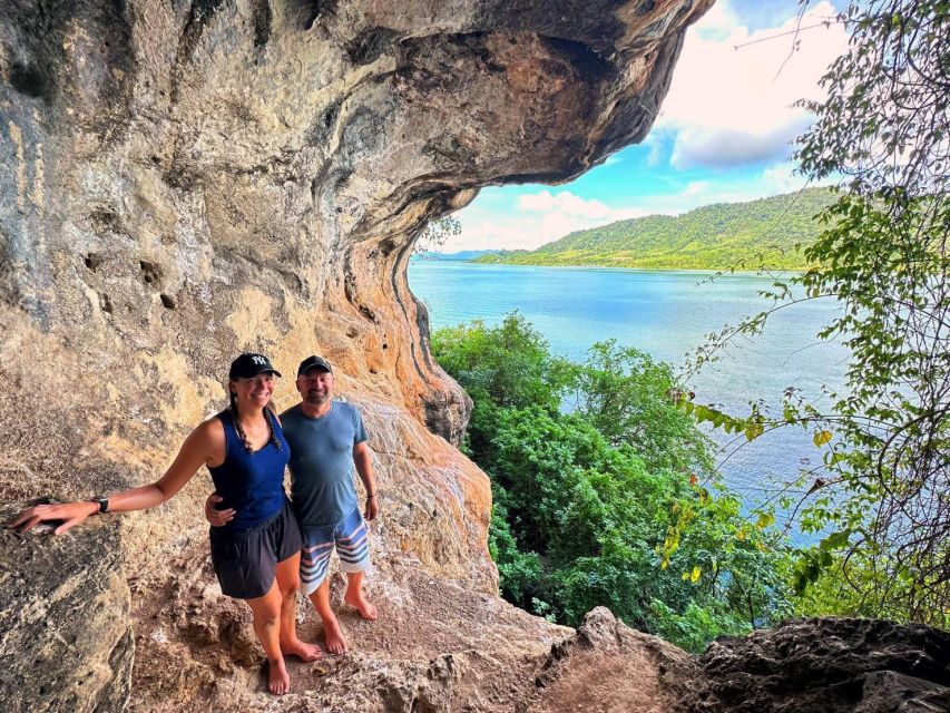 Ko Lanta: Half-Day Kayaking Koh Phee & Koh Talabeng 2 Caves
