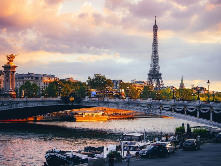 Paris: Montmartre Guided Walking Tour and Seine River Cruise