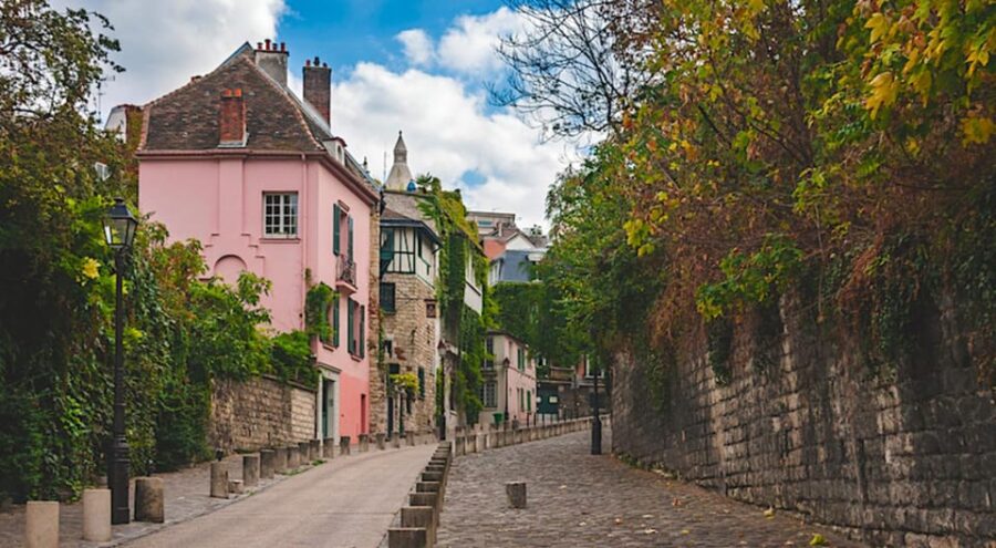 Paris: Montmartre Guided Walking Tour With Sacré-CœUr View